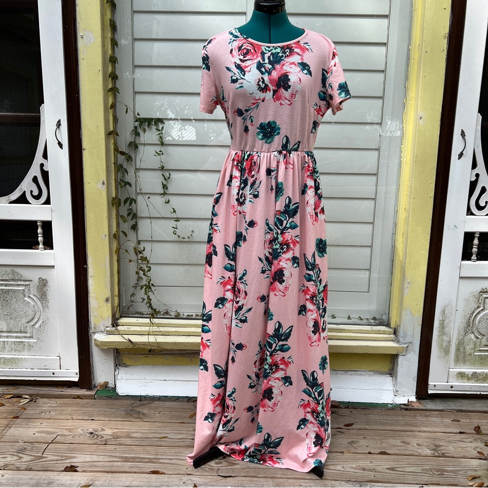 Amazon: Pink Floral Maxi Dress w/ Pockets. Size Large